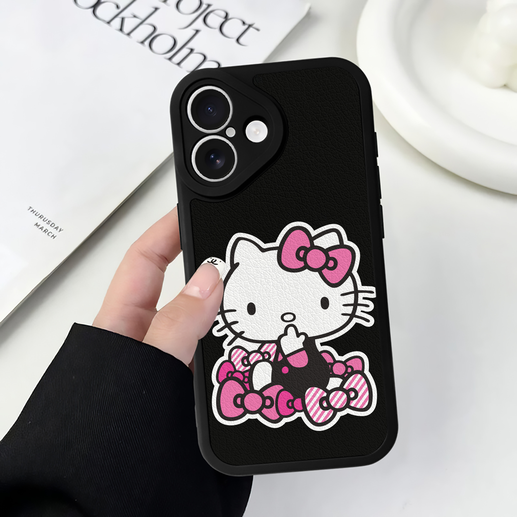 （画像用） Hello Kitty ハローキティ 【iPhone 16シリーズ対応】シリコンスマホケース（レザー調） 材質：シリコン
